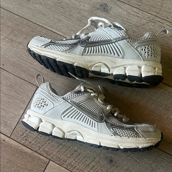 Nike Vomero Kids Metallic Silver Sneakers 4.5 **LIKE NEW** - Picture 4 of 6